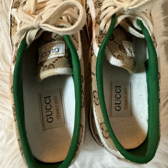 Gucci Beige Sneakers with Green and Red Stripe - Picture 3 of 4